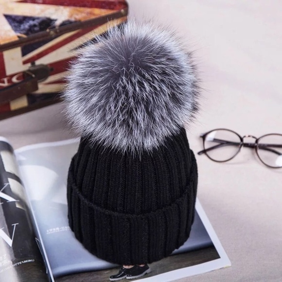 Black beanie with dark gray fur main image 5